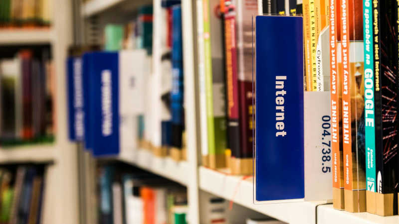 Ein Regal mit vielen Büchern zum Thema Internet Bibliothek, Abteilung Internet